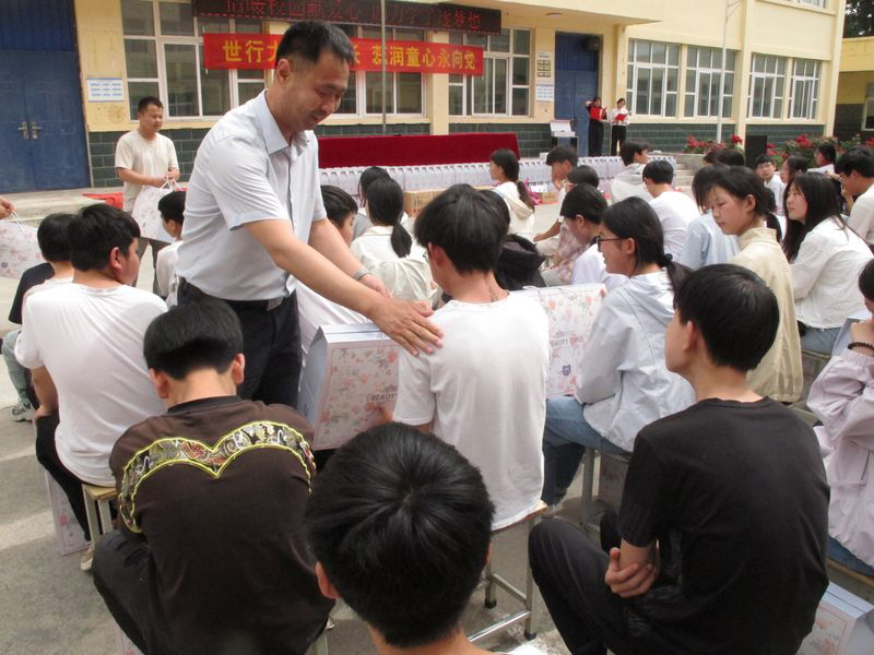 新乡市红十字会开展“六一”节前校园慰问活动